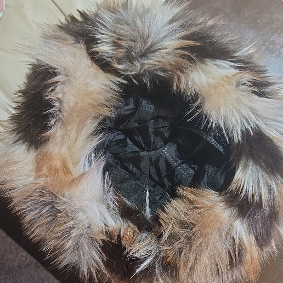 Women Luxurious Faux Fur Hat - Picture 6 of 6